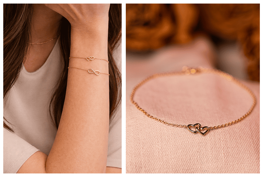 Bransoletka Złączone Serca na nadgarstku w stylizacji i na tkaninie – subtelna bransoletka z dwoma połączonymi sercami