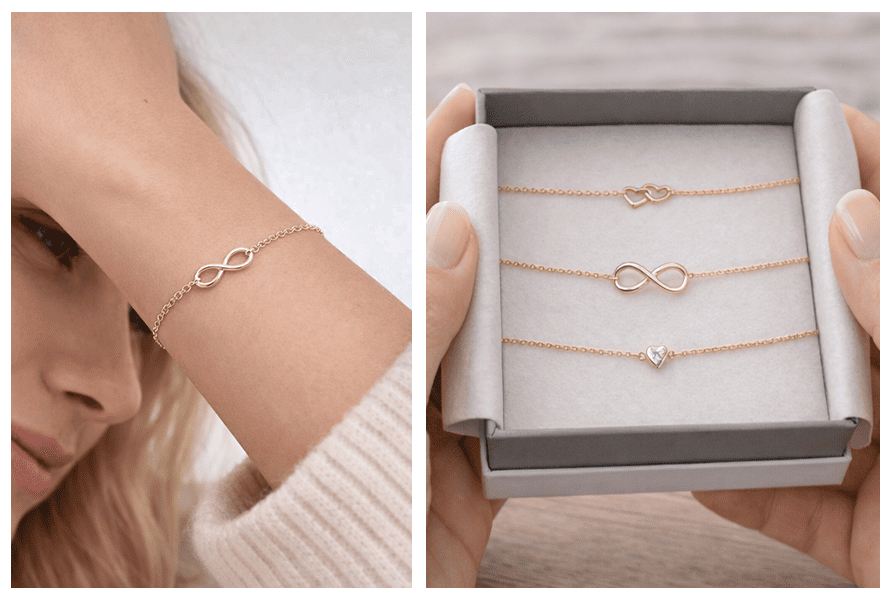 Kobieta w jasnym swetrze ma na nadgarstku delikatną bransoletkę ze znakiem nieskończoności; po prawej dłonie trzymają pudełko z trzema cienkimi bransoletkami (serduszka, nieskończoność i małe serce)