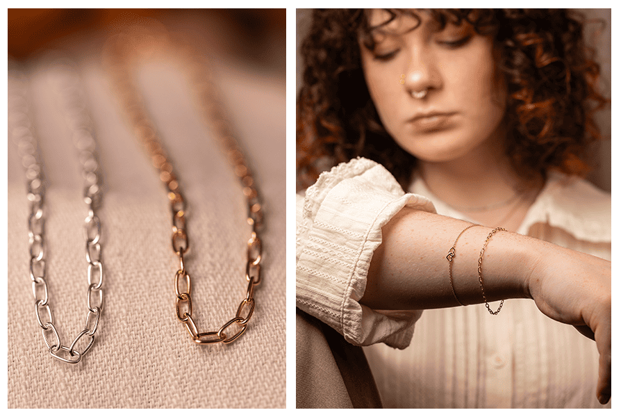Srebrna i złota bransoletka z delikatnym łańcuszkiem na tkaninie; obok modelka w jasnej koszuli z bransoletką na nadgarstku