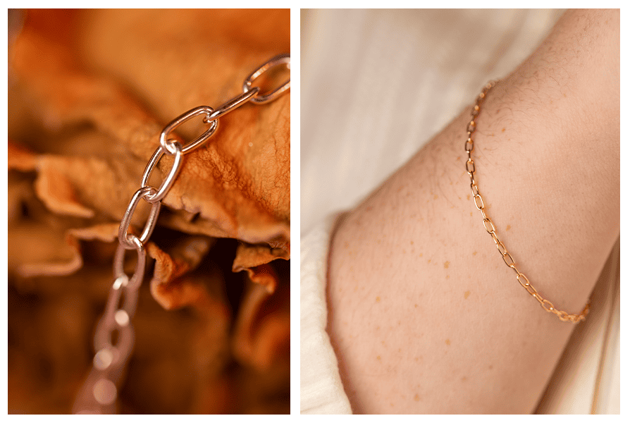 Zbliżenie na delikatny łańcuszek na tle suszonych liści; obok bransoletka na przedramieniu w ciepłej, naturalnej stylizacji