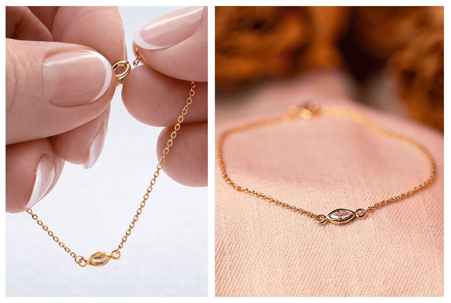 Palce trzymają i dopinają cienką bransoletkę z cyrkonią markiza; obok bransoletka ułożona na materiale w ujęciu produktowym