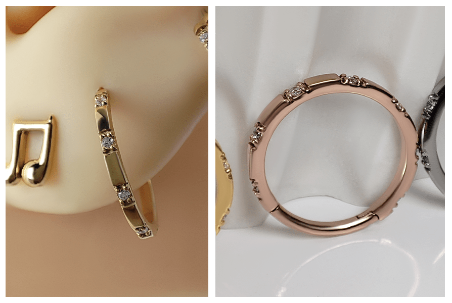 Złote kółko clicker prostokątne z segmentami i kryształkami założone w uchu obok kolczyka nutka oraz zbliżenie różowozłotego modelu na jasnym tle