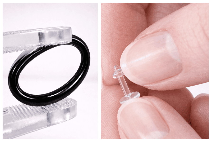 Czarny o-ring do biżuterii typu tunnel i plug, pokazany w dużym zbliżeniu oraz w zestawieniu z małym przezroczystym elementem do piercingu