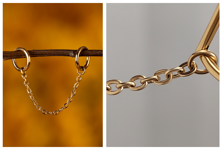 Złoty łańcuszek pojedynczy prosty do kolczyków – cienki łańcuszek łączący dwa kolczyki kółka, zawieszony na gałązce oraz pokazany w zbliżeniu na ogniwa i miejsce mocowania