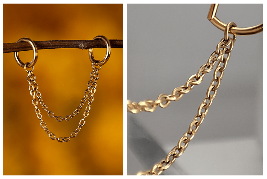 Złoty podwójny łańcuszek doczepiany do kolczyków – zwisa między dwoma kółkami i jest pokazany w zbliżeniu na ogniwa