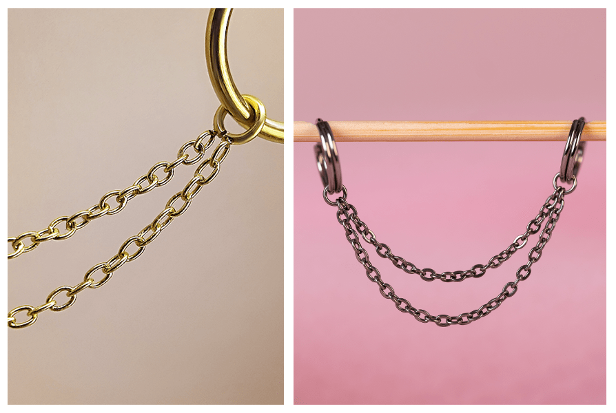 Podwójny łańcuszek do kolczyków w dwóch kolorach – złote ogniwa doczepione do kółka oraz srebrny łańcuszek łączący dwa kolczyki na różowym tle