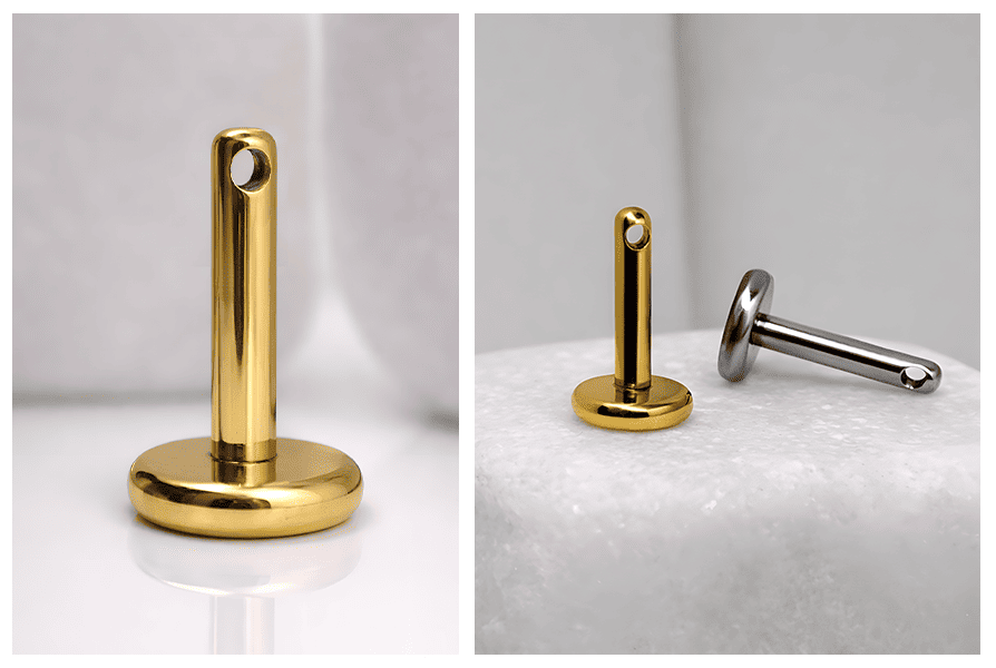 Tytanowy pręt labret z bocznym gwintem wewnętrznym – złota wersja z bliska, widać płaską bazę i otwór na końcu pręta (gwint w środku)