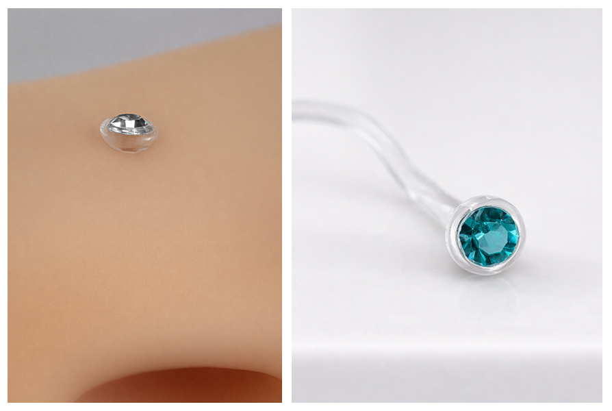 Przezroczysty kolczyk do nosa z bioplastu z ozdobnym kryształkiem, zaprezentowany w zbliżeniu na skórze oraz w detalu z turkusowym kamieniem