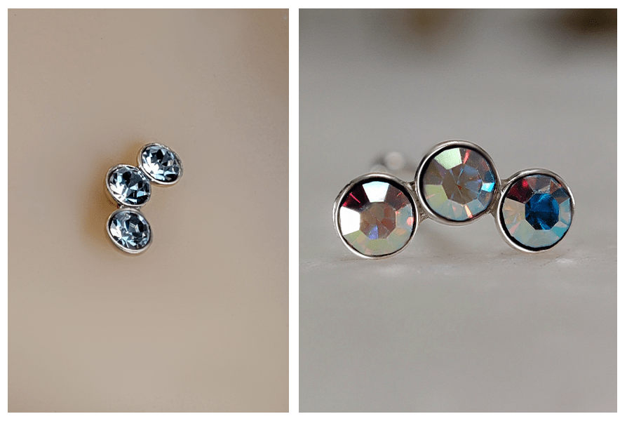 Zbliżenie prostego kolczyka do nosa z trzema błękitnymi kryształkami na skórze oraz detal potrójnego kolczyka z opalizującymi kryształkami na jasnym tle