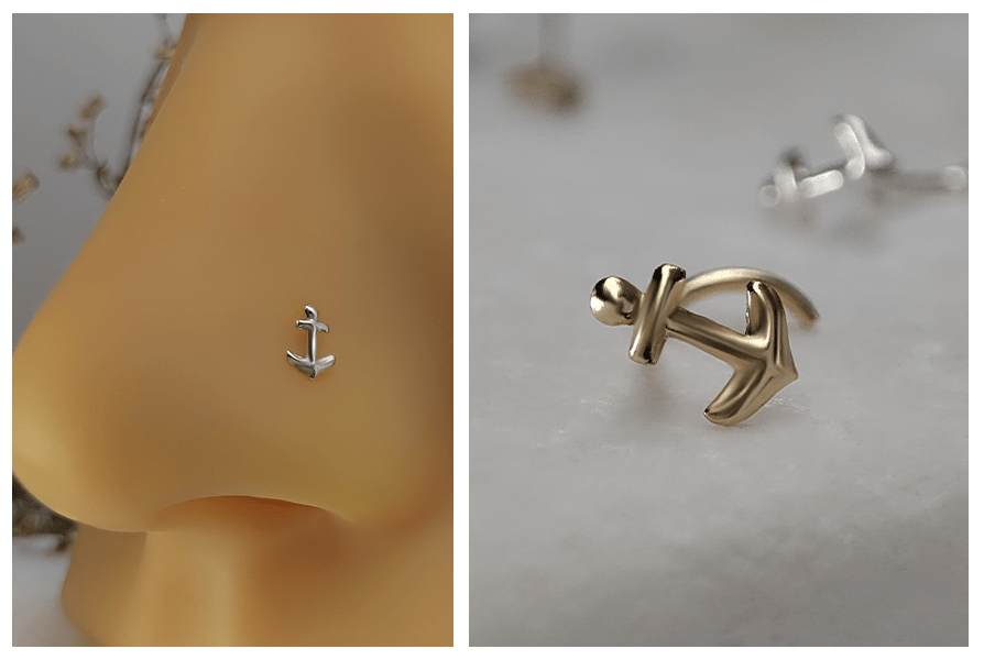 Srebrny prosty kolczyk do nosa z kotwiczką założony w silikonowym modelu nosa oraz detal złotego kolczyka w kształcie kotwicy na marmurowym tle