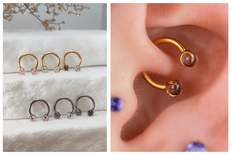 Kolczyk podkówka z przezroczystymi kulkami – zestaw złotych i srebrnych wariantów + zbliżenie w uchu