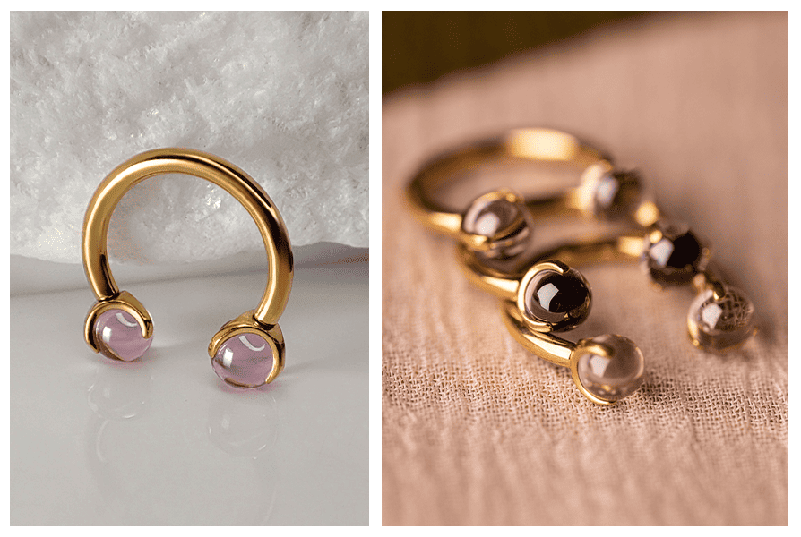 Złota podkówka z przezroczystymi kulkami – pojedynczy kolczyk na jasnym tle + kilka sztuk w zbliżeniu