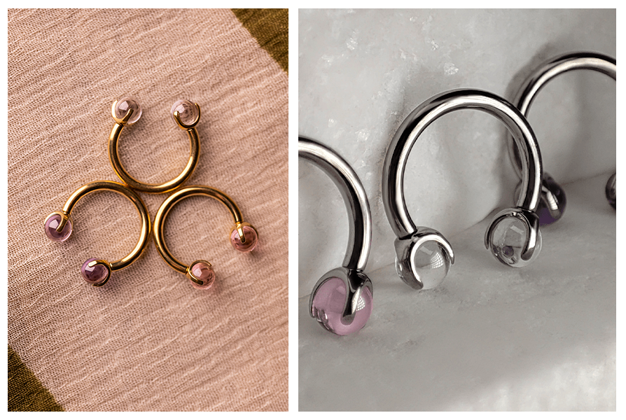 Podkówki z przezroczystymi kulkami – układ kilku złotych sztuk + srebrne wersje w makro na marmurze