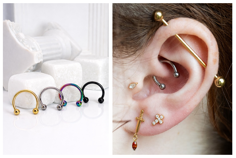 Cztery podkówki z kulkami w złotym, srebrnym, tęczowym i czarnym kolorze leżą na białym tle, a obok srebrna podkówka jest w kompozycji ucha