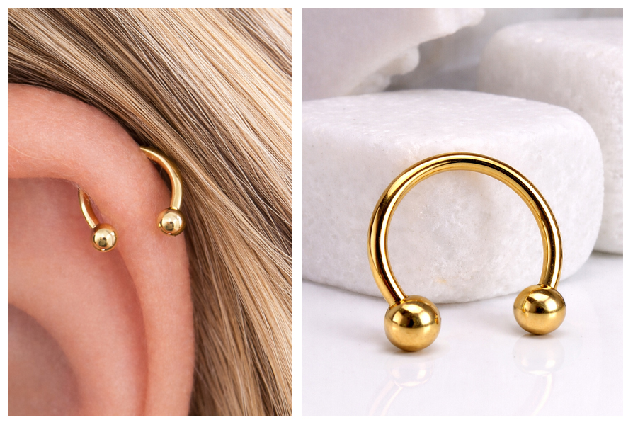 Złota podkówka z kulkami założona w górnej części ucha, a obok widać ten sam model pokazany osobno na jasnym tle