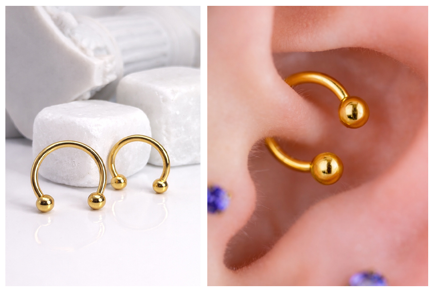 Dwie złote podkówki z kulkami na białym tle, a obok z bliska pokazane są dwie takie same podkówki założone w uchu