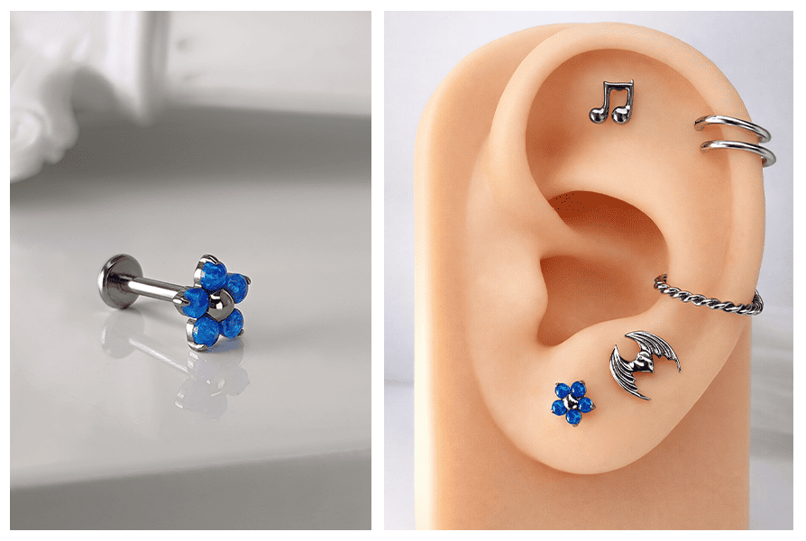 Kolczyk do ucha ze stali 316L w kształcie kwiatka z intensywnie niebieskimi opalami, pokazany na jasnym tle oraz założony na uchu wśród srebrnej biżuterii