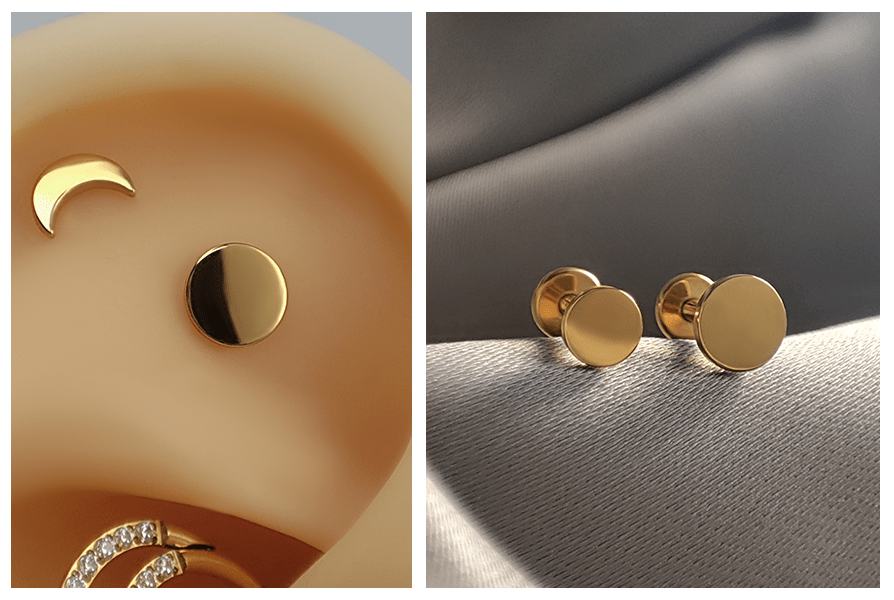 Złoty labret z płaskim dyskiem w uchu — gładki i wygodny; obok dwie sztuki pokazane na materiale