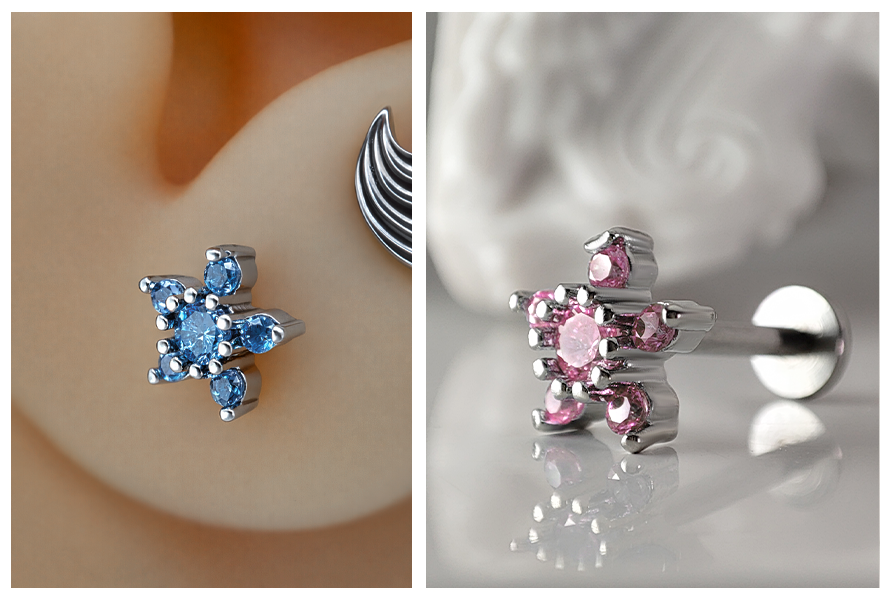 Delikatny kolczyk do ucha w formie kwiatka z błyszczącymi jasnoniebieskimi kryształkami, zaprezentowany na uchu oraz w różowej wersji kolorystycznej na jasnym tle