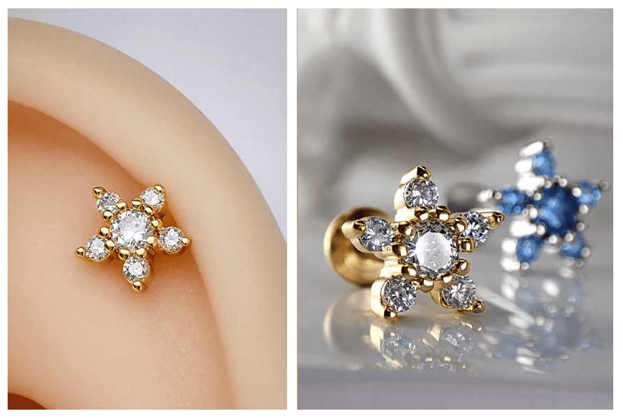 Delikatny kolczyk do ucha w formie kwiatka z przezroczystymi kryształkami i złotą oprawą PVD, zaprezentowany w zbliżeniu na uchu oraz obok niebieskiej wersji kolorystycznej