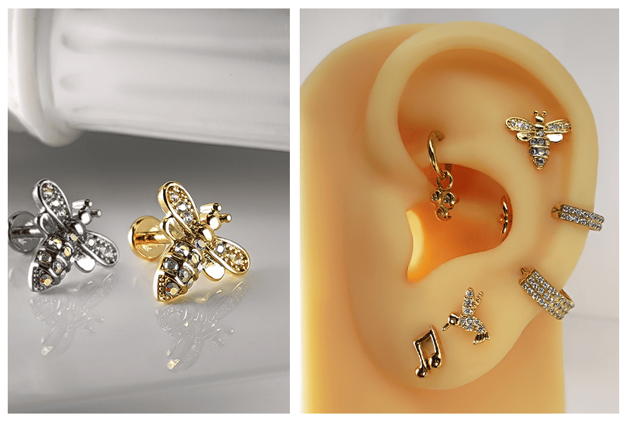 Dwie wersje kolczyka ze stali 316L w kształcie pszczółki z kryształkami, srebrna i złota, pokazane na jasnym tle z odbiciem, a obok złota wersja założona w górnej części ucha wśród innych złotych kolczyków