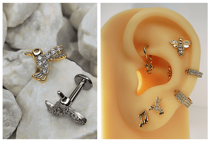 Kolczyk w kształcie kolibra z przezroczystymi kryształkami, pokazany w złotej i srebrnej wersji na jasnych kamieniach oraz założony w dolnej części kompozycji na silikonowym uchu