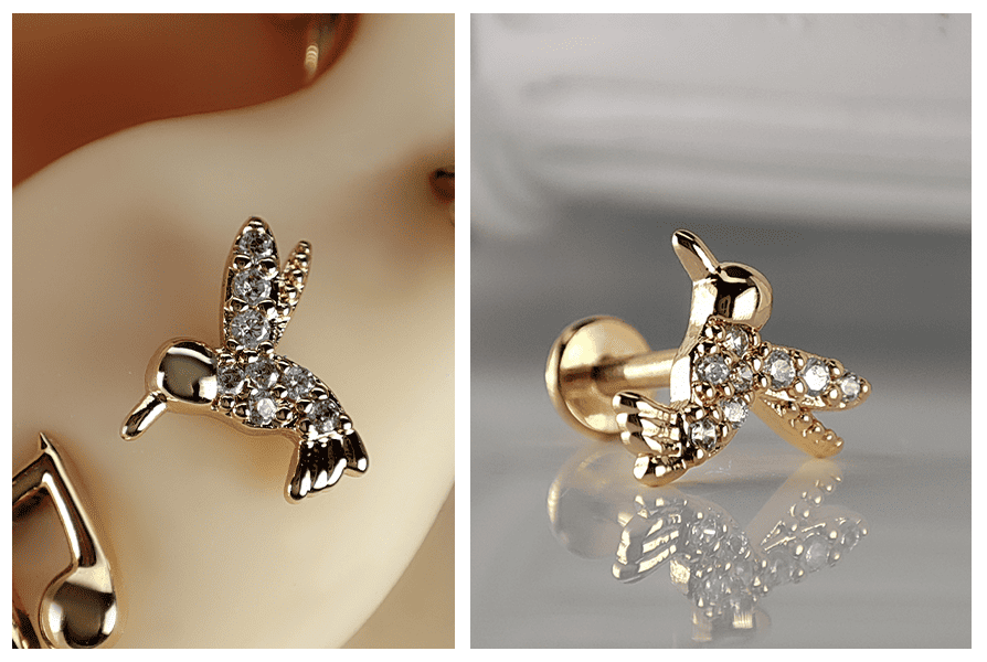 Koliber w złotym kolorze z błyszczącymi przezroczystymi kryształkami, pokazany w dużym zbliżeniu na uchu oraz w ujęciu produktowym z widocznym prętem i kulką