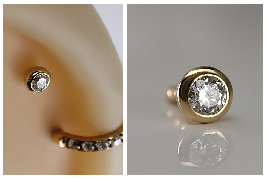 Mały kolczyk z bezbarwnym kryształkiem w gładkiej oprawie z 18K złota, pokazany w zbliżeniu na uchu oraz w dużym detalu na jasnym tle; pręt z bioplastu, zapięcie push in