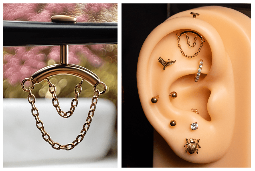 Złoty kolczyk z dwoma łańcuszkami (krótszy i dłuższy) – ujęcie na stojaku oraz założony w górnej części kompozycji silikonowego ucha jako labret do vertical helix