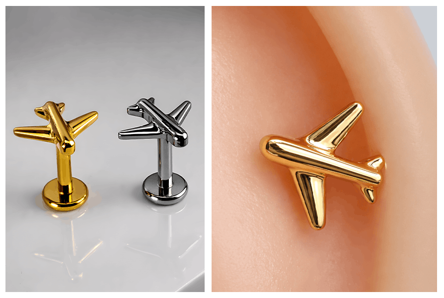 Srebrny i złoty labret samolot – zdjęcie kolczyków z profilu na płaskiej podstawie oraz makro złotego samolotu założonego w uchu
