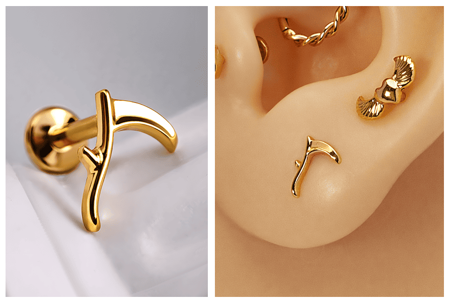 Kolczyk labret kosa złoty – makro produktu z płaską stopką oraz przykład noszenia na uchu