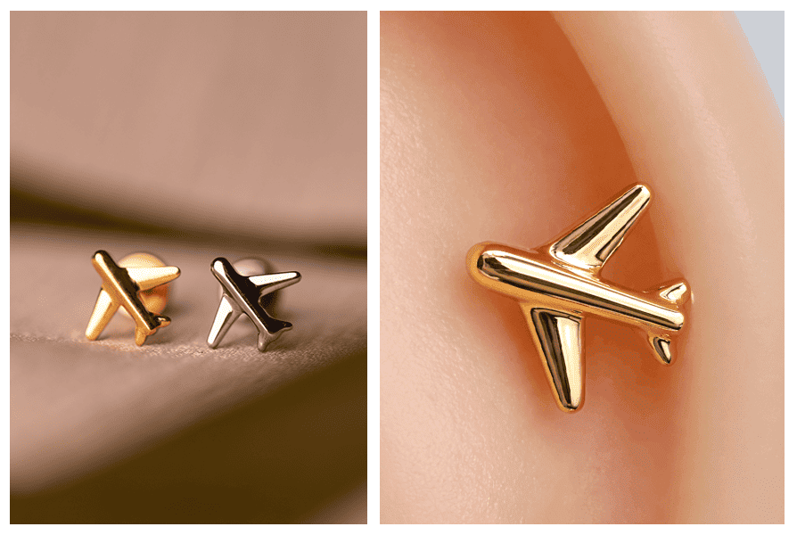 Kolczyki z nakrętką w kształcie samolociku na tle tkaniny (złoty i srebrny); obok zbliżenie złotej końcówki labretu samolot założonej w uchu
