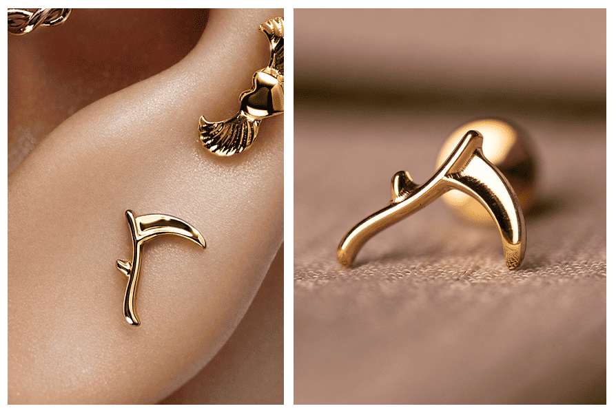 Kosa w uchu pokazana z bliska oraz detal labretu kosa na materiale, żeby było widać kształt i połysk