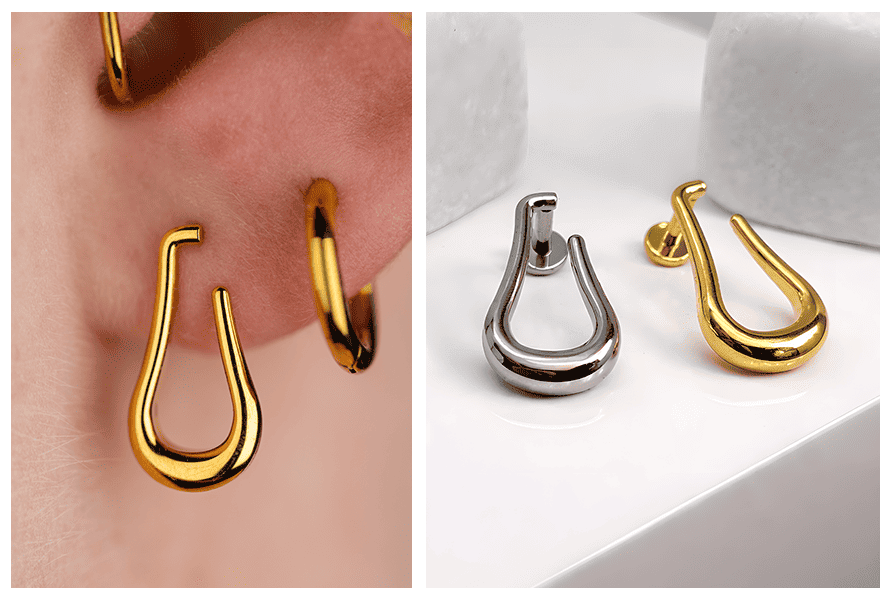 Zbliżenie złotej otwartej łezki założonej w uchu obok kółka oraz porównanie dwóch kolorów labretu z otwartą łezką (złoty i srebrny)