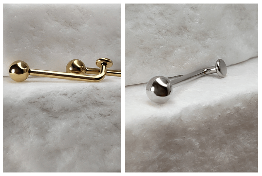 Kolczyk intymny Christina L-bar z kulką i dyskiem w złotym i srebrnym kolorze, prezentowany na marmurowym tle w dwóch zbliżeniach na detale biżuterii intymnej