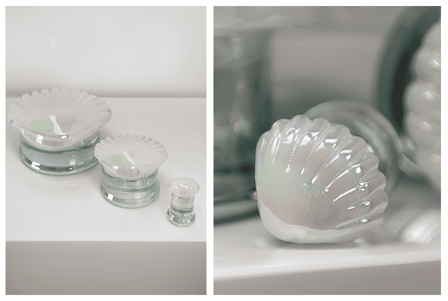 Różne rozmiary plugów szklana muszelka ustawione obok siebie oraz zbliżenie pojedynczego plug’a z opalizującą muszelką